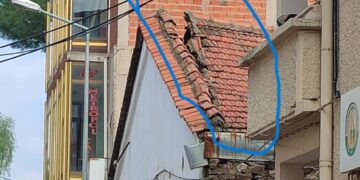 İncirliova’da çatıdaki çatlak vatandaşı tedirgin ediyor