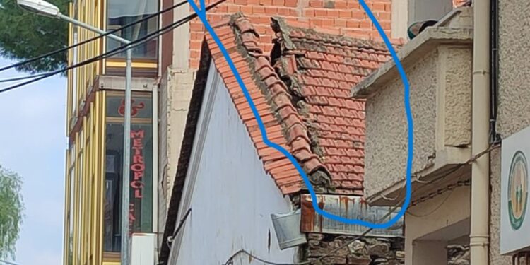 İncirliova’da çatıdaki çatlak vatandaşı tedirgin ediyor