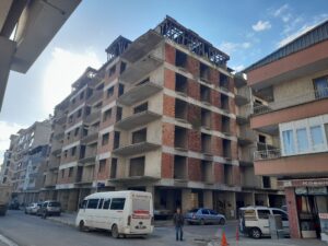 Aydın’ın İncirliova İlçesinde bir müteahhit tarafından kaba inşaatı tamamlanan ancak