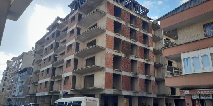 İncirliova’da inşaatın üstündeki kalıplar çevreyi tedirgin ediyor