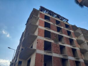 İncirliova’da inşaatın üstündeki kalıplar çevreyi tedirgin ediyor