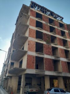 İncirliova’da inşaatın üstündeki kalıplar çevreyi tedirgin ediyor