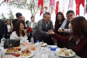 Antalya’da partisinin milletvekilleriyle geniş katılımlı toplantı gerçekleştiren CHP Genel Başkanı