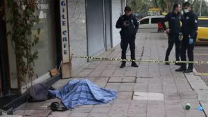 Antalya’da, bekçilerin gece hastaneye gitmesi için ikna edemediği evsiz Engin