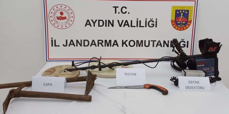 Kuşadası’nda tarihi eser ararken yakalandı