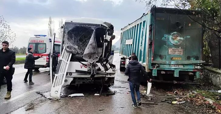 Servis midibüsü, çöp kamyonuna arkadan çarptı: 17 yaralı