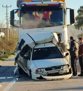 Muğla’nın Milas ilçesinde hafriyat kamyonunun aynı yöne giden kamyonete çarptığı