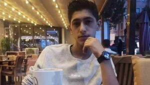 Balıkesir‘in Edremit ilçesinde seyir halindeyken hakimiyetini kaybetmesi sonucu devrilen motosikletten