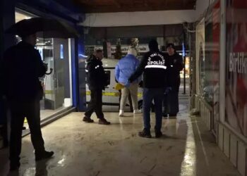 Kendisini uyaran baba ile 2 oğlunu bıçakladı
