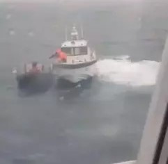 Denizde fırtınaya yakalanan 30 göçmeni balıkçılar kurtardı