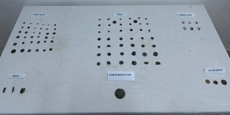 Germencik’te 94 parça tarihi eserle yakalandılar