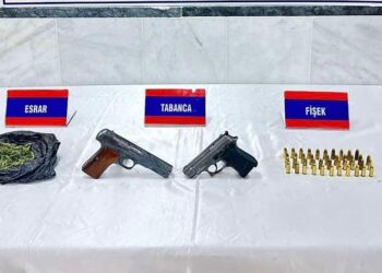 Uyuşturucu ve tabancayla yakalandılar