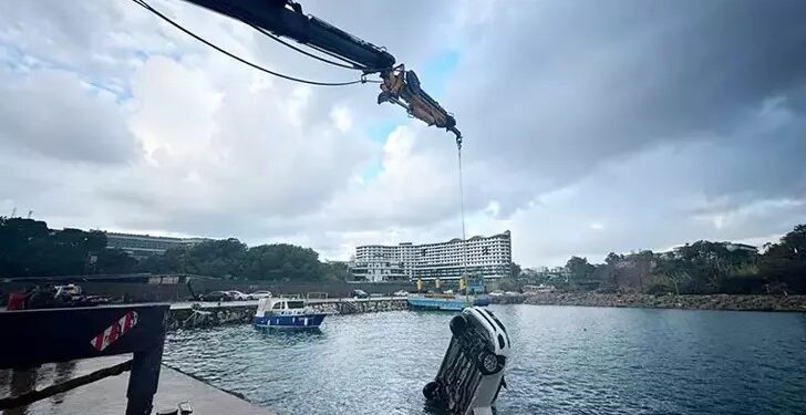 Denize düşen otomobildeki 2 kişi öldü