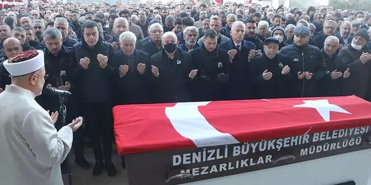 Samos Adası'nda cesedi bulunan iş insanı, toprağa verildi