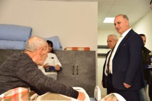 İncirliova’nın Yazıdere Mahallesi’nde bulunan bakımevini ziyaret eden Belediye Başkanı Aytekin