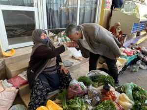 Gökmen halkla iç içe olmaya devam ediyor