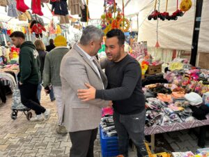 Gökmen halkla iç içe olmaya devam ediyor
