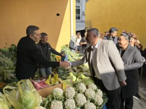 Gökmen halkla iç içe olmaya devam ediyor