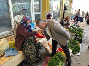 Gökmen halkla iç içe olmaya devam ediyor