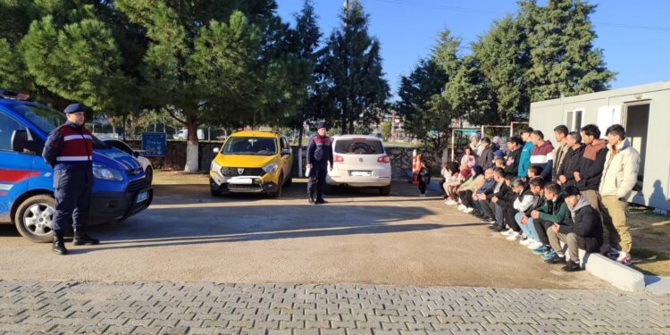 Didim’de 37 kaçak göçmen ve 4 organizatör yakalandı