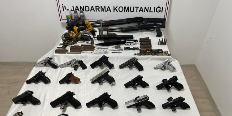 Söke’de evden cephanelik çıktı