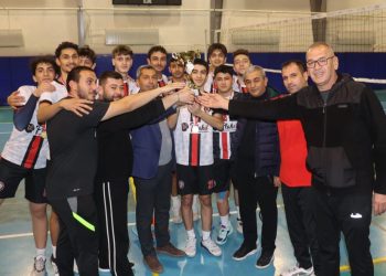 Şampiyon voleybolcular kupalarını Kaplan’ın elinden aldı
