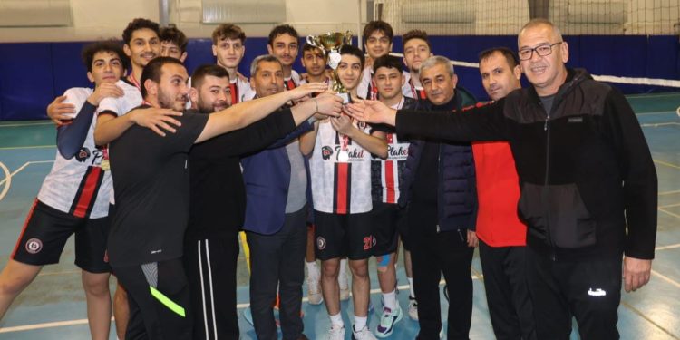 Şampiyon voleybolcular kupalarını Kaplan’ın elinden aldı