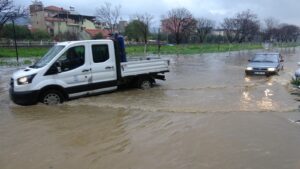 İncirliova’da yollar göle döndü, araçlar su içinde kaldı