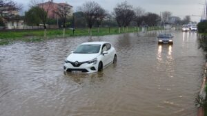 Aydın’da sabah saatlerinde başlayan sağanak yağmur bazı ilçelerde hayatı olumsuz