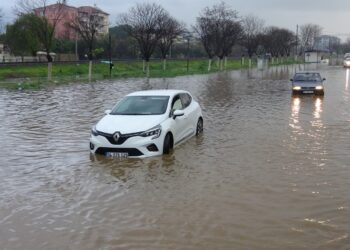 İncirliova’da yollar göle döndü, araçlar su içinde kaldı