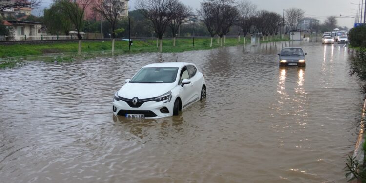 İncirliova’da yollar göle döndü, araçlar su içinde kaldı