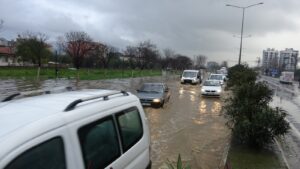 İncirliova’da yollar göle döndü, araçlar su içinde kaldı