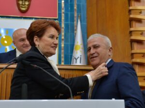 CHP’den istifa ettikten sonra bir süre bağımsız olarak kalan Efeler