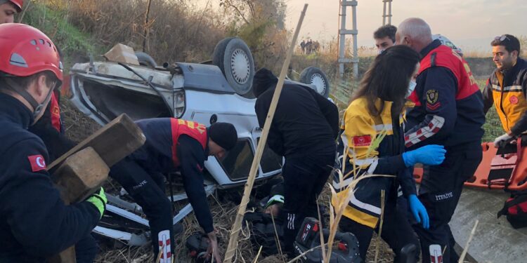 Aydın’da otomobil tarlaya uçtu; 3 yaralı