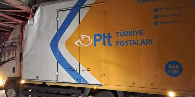 Aydın’da PTT Kargo alt geçide takıldı