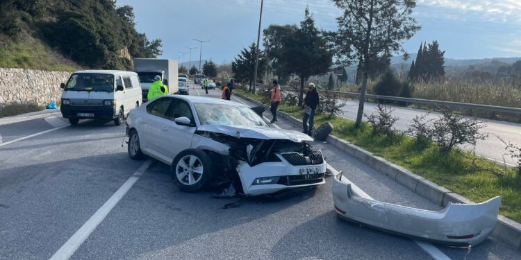 Otomobil aydınlatma direğine çarpıp 50 metre sürüklendi