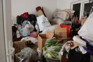 Yalnız yaşayan kadının evinden 3 kamyon çöp çıktı