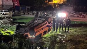 İzmir‘in Çiğli ilçesinde, sürücüsünün kontrolünden çıkan ekip otosunun yol kenarındaki