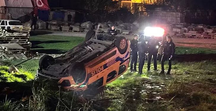 Polis aracı arsaya devrildi 3 yaralı