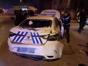 Bursa‘nın İnegöl ilçesinde, polis otosu, otomobil ile elektrikli bisikletin karıştığı