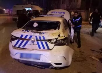 Polis otosunun da karıştığı zincirleme kazada 2'si polis, 4 yaralı