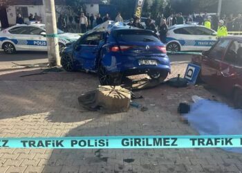 Durakta bekleyen yaşlı çift otomobilin altında kaldı