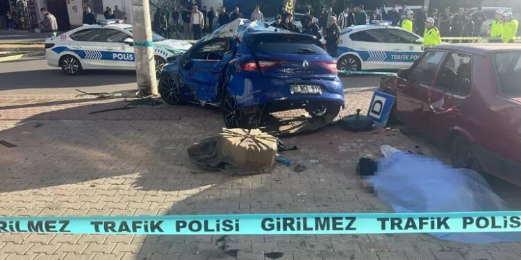 Durakta bekleyen yaşlı çift otomobilin altında kaldı