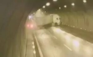 İzmir otobanında TIR ile otomobilin çarpıştığı kazaya diğer araçların da karışmasıyla
