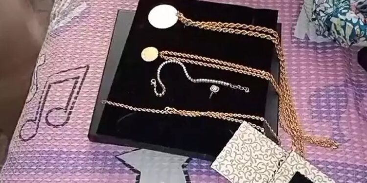 Anahtarları kopyalayıp, 1 milyon 200 bin TL’lik ziynet eşyası çaldı
