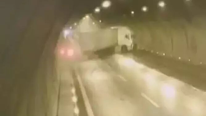 Aydın'da tünel içerisindeki zincirleme kaza 2 yaralı
