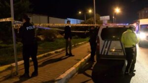 Sultanbeyli‘de yol kenarında bulunan yeşil alan içerisinde erkek cesedi bulundu.