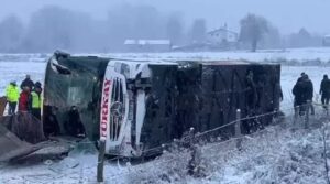 Kastamonu‘nun Taşköprü ilçesinde, yolcu otobüsünün tarlaya devrilmesi sonucu meydana gelen