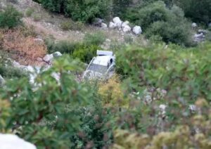 Antalya‘da eşiyle tartışan bir kişi, otomobili 100 metrelik bir uçurumdan
