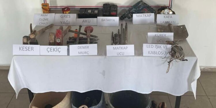 Kuşadası’nda kaçak kazı yaparken yakalandı